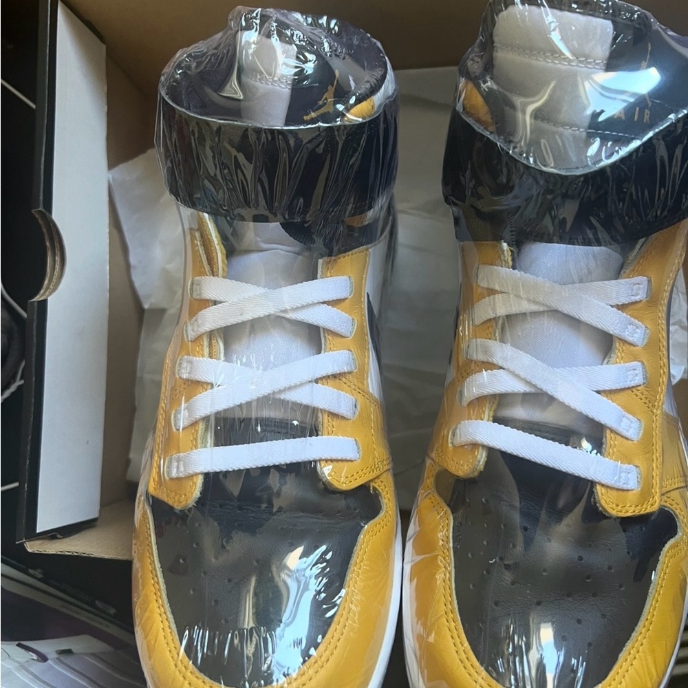 Air Jordan 1 men 11 flyease ochre/black/white with zipper for easy wear